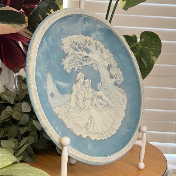 “Your Fair Eyes” Incolay Cameo Stone Plate Vintage 1988 EUC - Picture 3 of 8